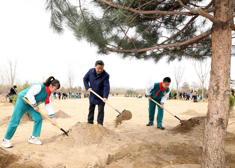 2022年3月，習近平總書記來到北京市大興區(qū)黃村鎮(zhèn)參加首都義務植樹活動，同大家一起植樹。新華社記者 黃敬文 攝