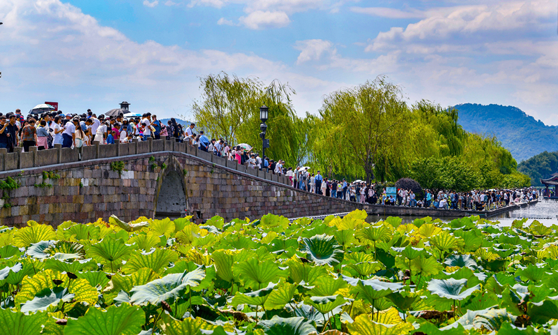 2024年10月4日，杭州西湖景區(qū)迎來國慶假期旅游高峰。