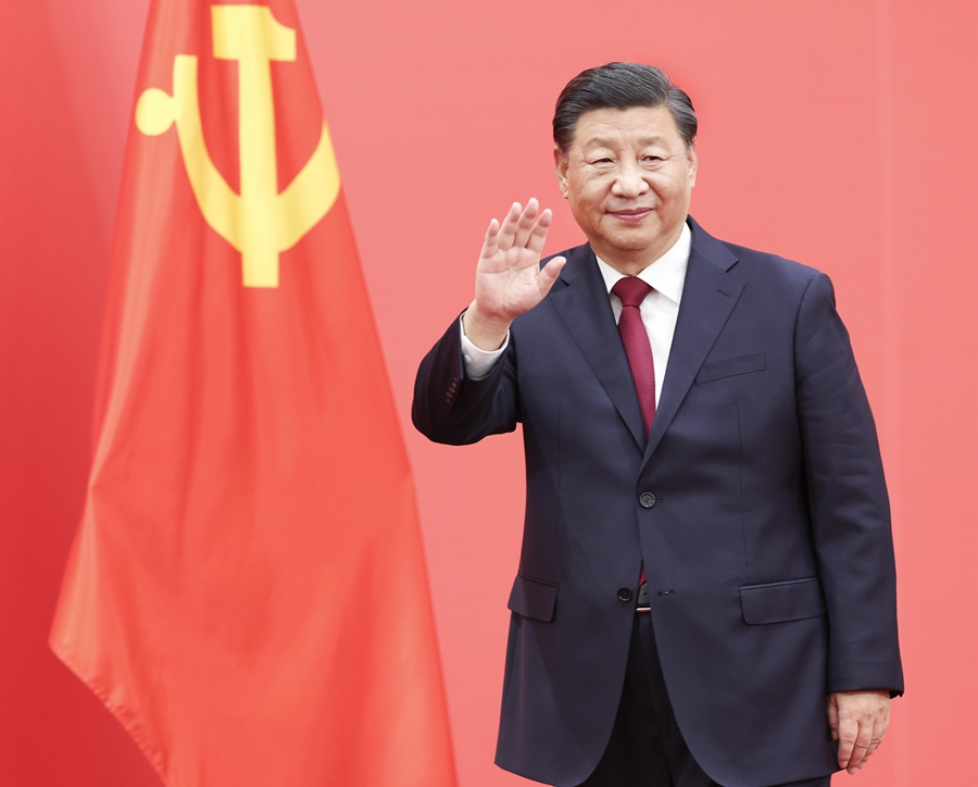 2022年10月23日，習(xí)近平在北京人民大會堂同采訪中共二十大的中外記者親切見面。