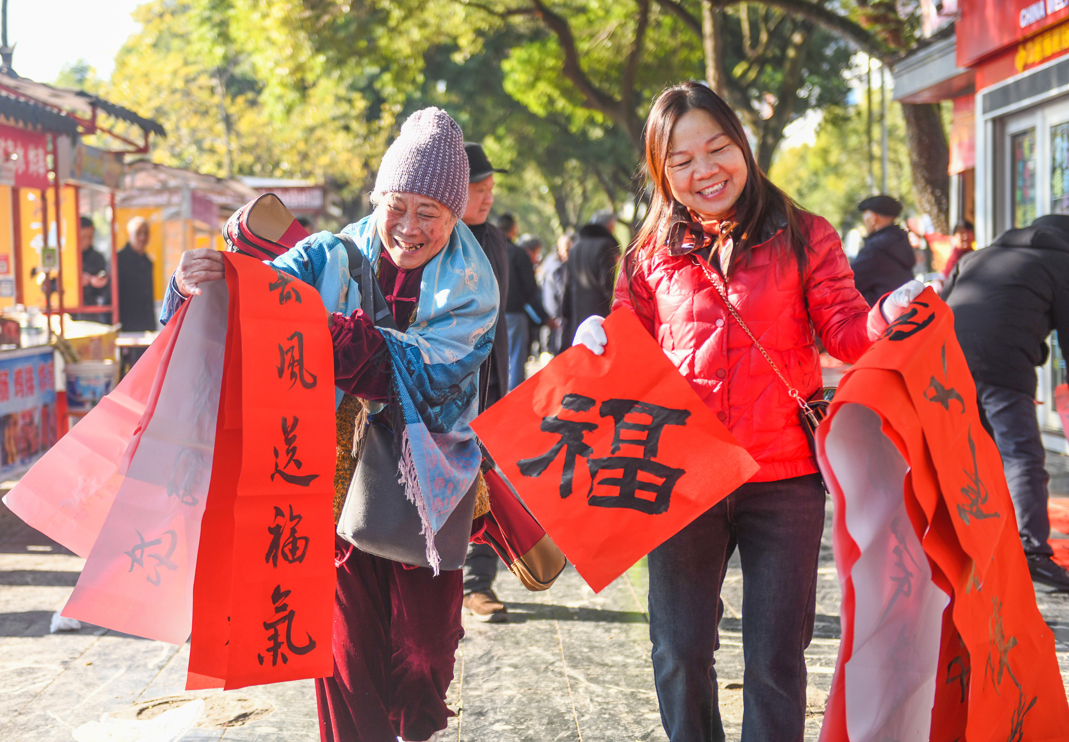 2025年1月13日，在湖南省永州市道縣西洲公園義工崗?fù)?，市民們領(lǐng)到了書法志愿者為大家書寫的春聯(lián)。
