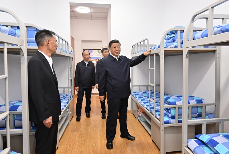 2024年6月18日下午，習近平總書記在青海果洛西寧民族中學宿舍樓察看學生住宿條件。