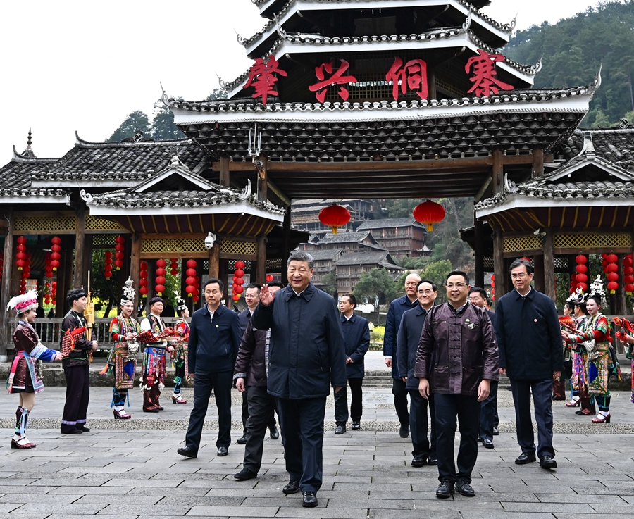 2025年3月17日下午，習近平在黔東南州黎平縣肇興侗寨考察時，在寨門口向身著民族盛裝歡迎的村民揮手致意。新華社記者 燕雁 攝