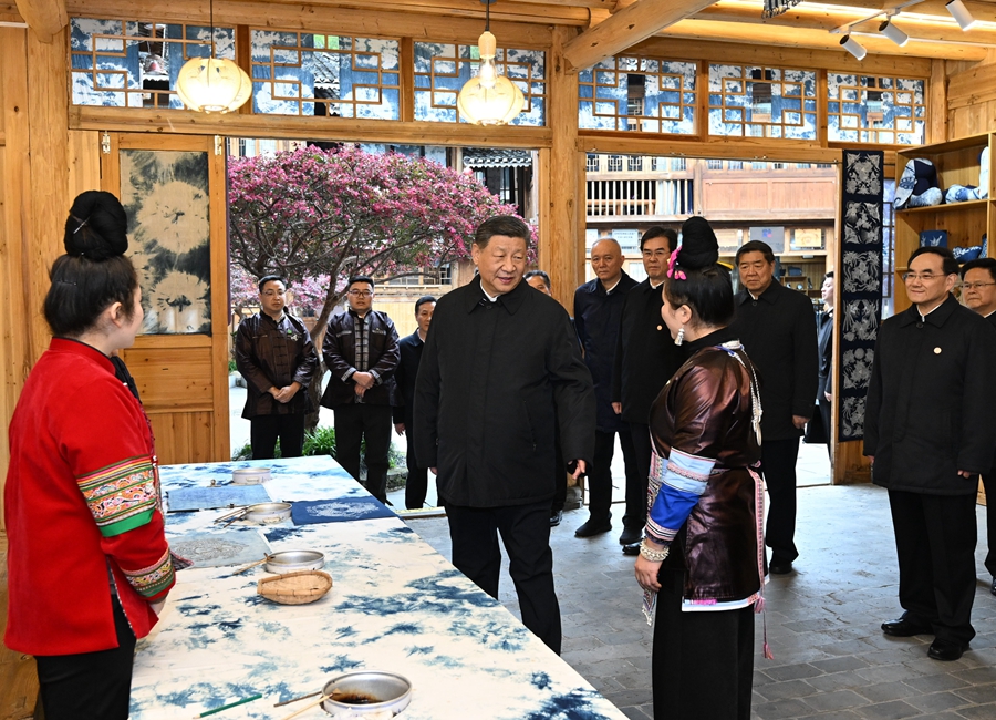 2025年3月17日下午，習近平在黔東南州黎平縣肇興侗寨侗鄉(xiāng)特色產業(yè)基地考察。新華社記者 謝環(huán)馳 攝