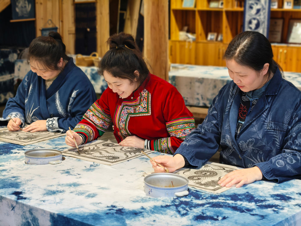 2025年3月14日，村民在肇興侗寨內制作蠟染。圖片來源：新華社