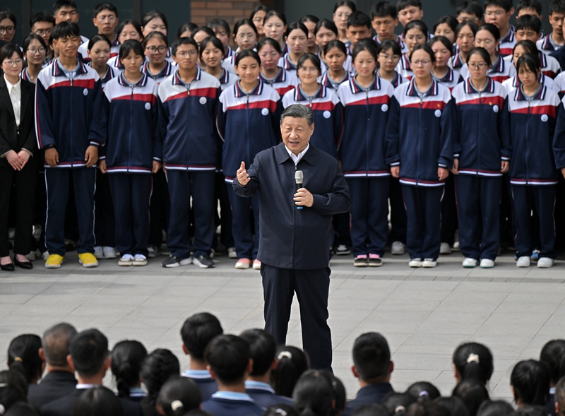 2024年6月18日，習(xí)近平總書記在青海果洛西寧民族中學(xué)考察時，同師生們親切交流。