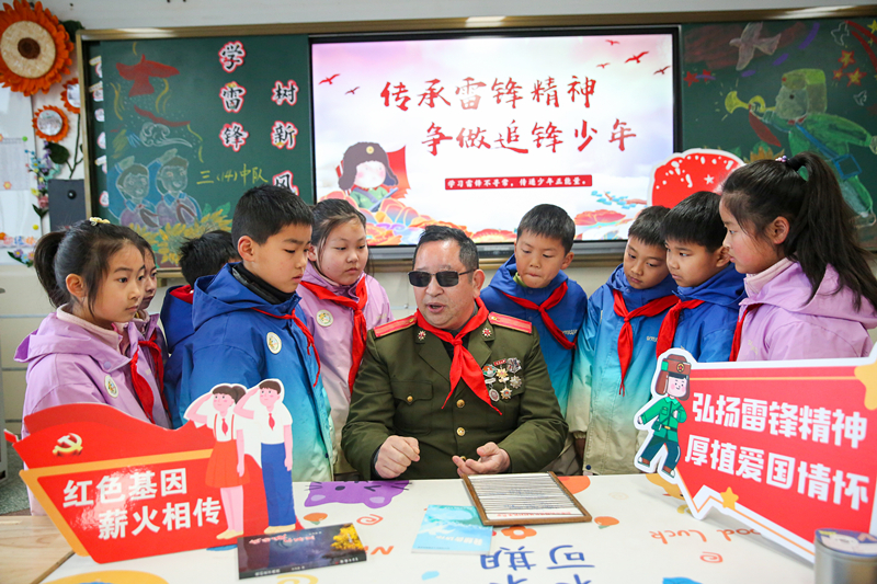 2025年3月3日，江蘇南通如皋市安定小學(xué)里，傷殘軍人許波銀在思政小課堂上向?qū)W生講述雷鋒故事。