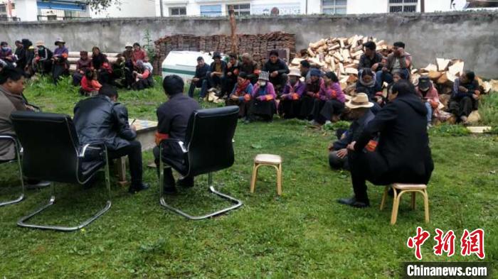 村民接受防火常識(shí)教育。若爾蓋縣林業(yè)和草原局供圖