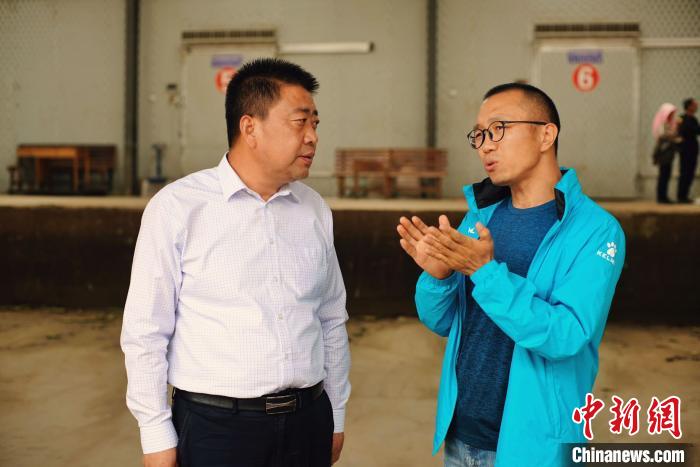 天?？h委書記李鵬(左)接受自媒體“碼頭青年”主編林飛(右)采訪?！￡I道華 攝
