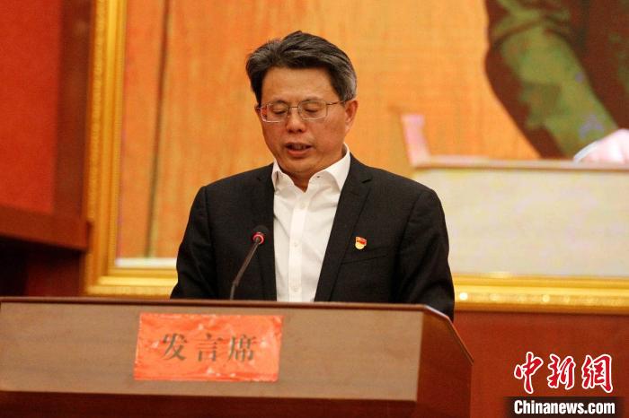 圖為果洛州委常委、副州長、上海市援青聯(lián)絡(luò)組組長馮志勇總結(jié)對口支援十年工作?！」逯菸麄鞑抗﹫D 攝