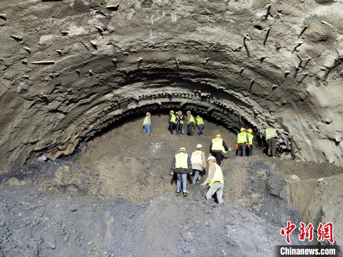 圖為久馬高速查針梁子隧道施工現(xiàn)場(chǎng)?！⊥貔i 攝