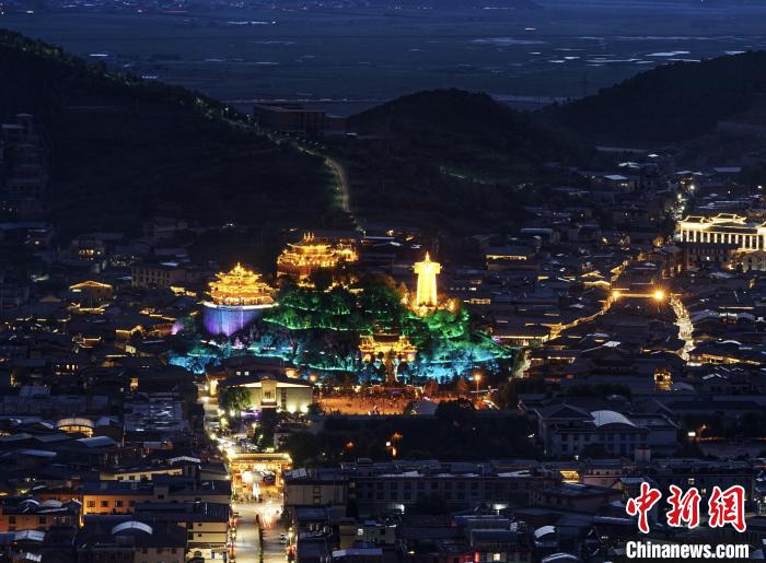 圖為滇藏茶馬古道重鎮(zhèn)獨克宗古城已成為知名旅游景點。　和曉燕 攝