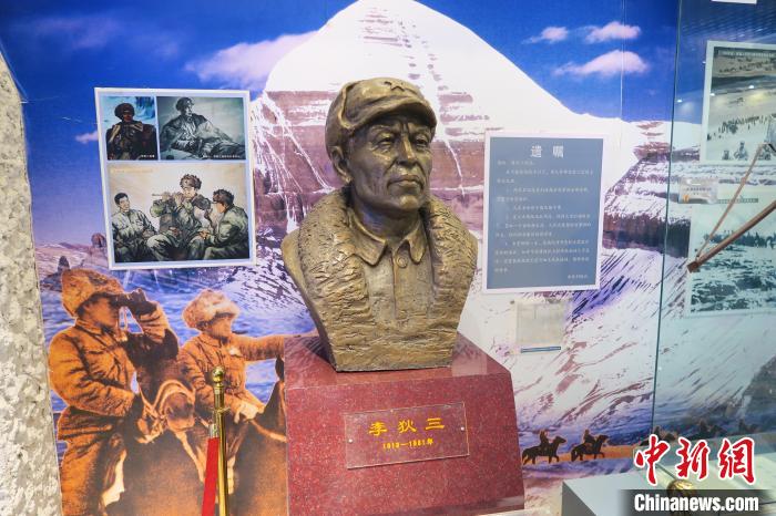 圖為南疆軍區(qū)某合成團(tuán)1連榮譽(yù)室，雕像是進(jìn)藏先遣英雄連總指揮李狄三。　楊程晨 攝
