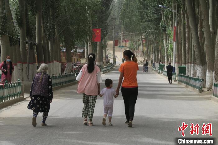 圖為進(jìn)藏先遣英雄連誓師地原址所在的新疆維吾爾自治區(qū)和田地區(qū)于田縣普魯村現(xiàn)貌?！畛坛?攝