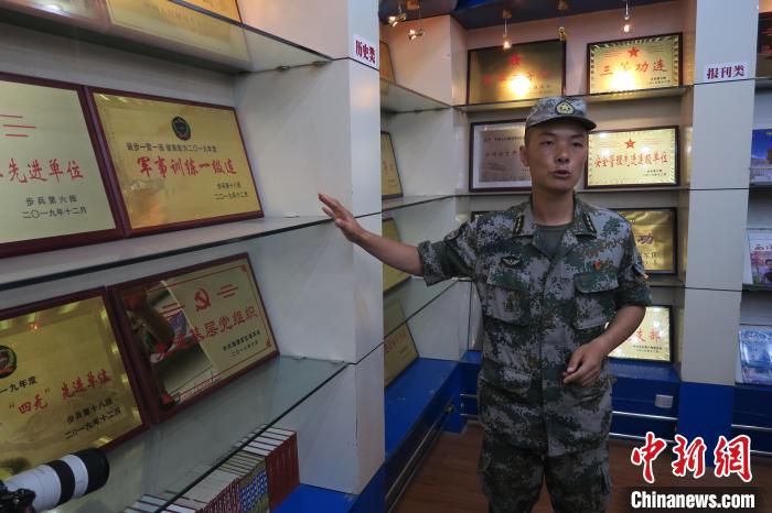 圖為南疆軍區(qū)某合成團(tuán)1連連長(zhǎng)齊楠?！畛坛?攝