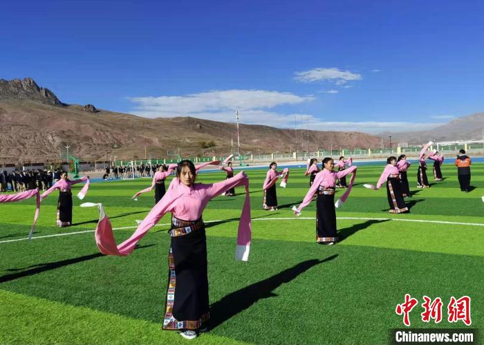 圖為青海師范大學(xué)附屬玉樹實(shí)驗(yàn)學(xué)校學(xué)生在綠茵場(chǎng)跳起囊謙古舞—卓根瑪?！“讋?攝