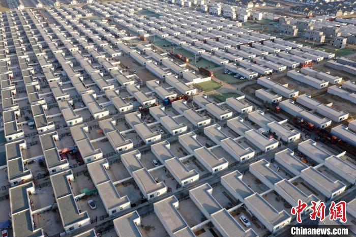 圖為蘭州新區(qū)移民安置區(qū)?！《P 攝