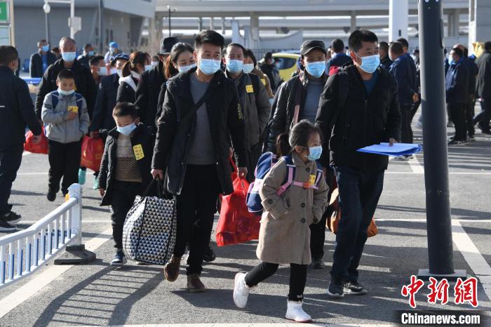 圖為搬遷民眾剛出火車站。　丁凱 攝