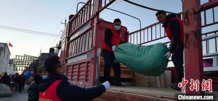 圖為志愿者幫忙搬運家具等物資。　魏建軍 攝