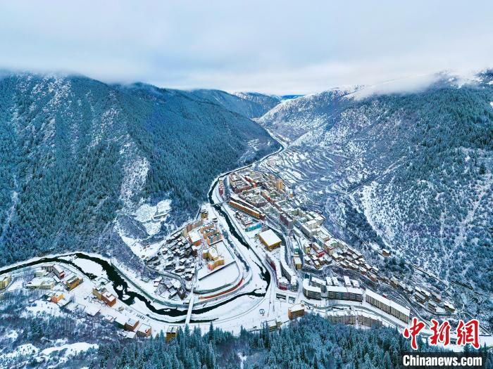 壤塘的雪后美景?！∪捞量h融媒體中心供圖
