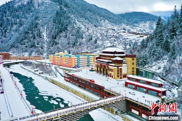壤塘的雪后美景?！∪捞量h融媒體中心供圖