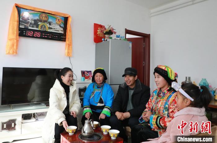 新家是兩層小樓房，一樓布置得充滿現(xiàn)代感，喝著藏式奶茶，一家人聊著今年春節(jié)怎么過?！《∷?攝