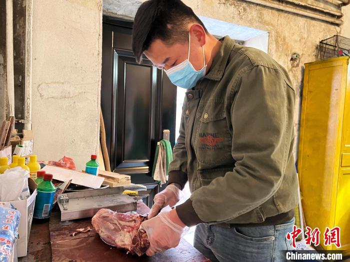 圖為雪豹“奶爸”史壽軍正在準(zhǔn)備投喂雪豹的食材?！●R銘言 攝