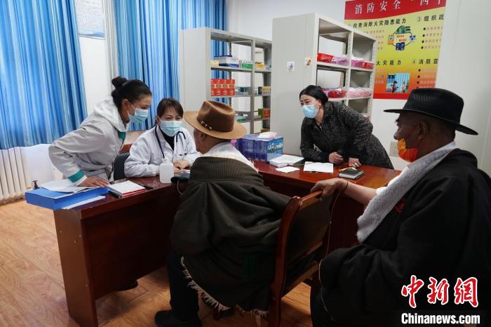圖為骨科醫(yī)生為敬老院老人們進(jìn)行集中檢查。　馬銘言 攝