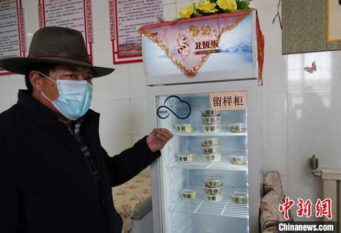 圖為敬老院院長德高介紹，老人們的三餐均有留樣記錄?！●R銘言 攝