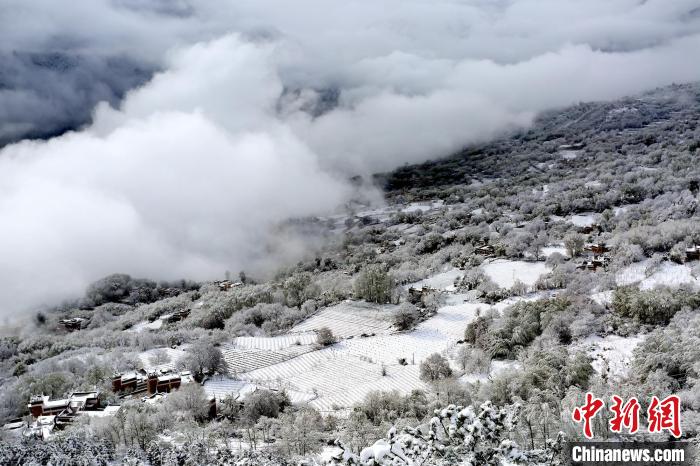 雪后的丹巴半山云霧繚繞?！±钣腊?攝