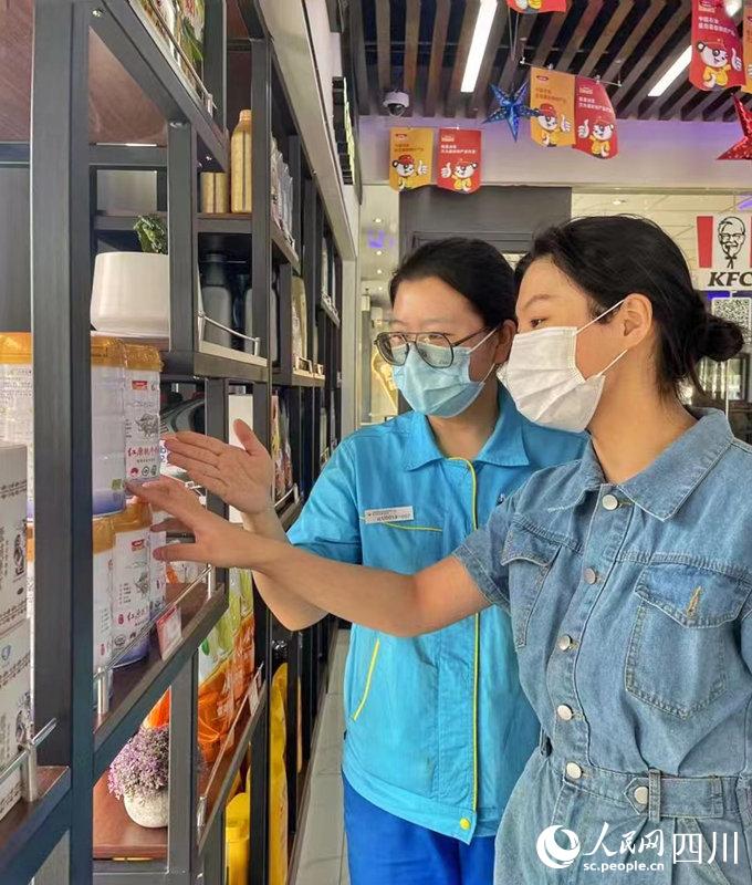 顧客可以在川內(nèi)中國石油加油站便利店內(nèi)選購到品質(zhì)純正的紅原奶粉。張霞攝