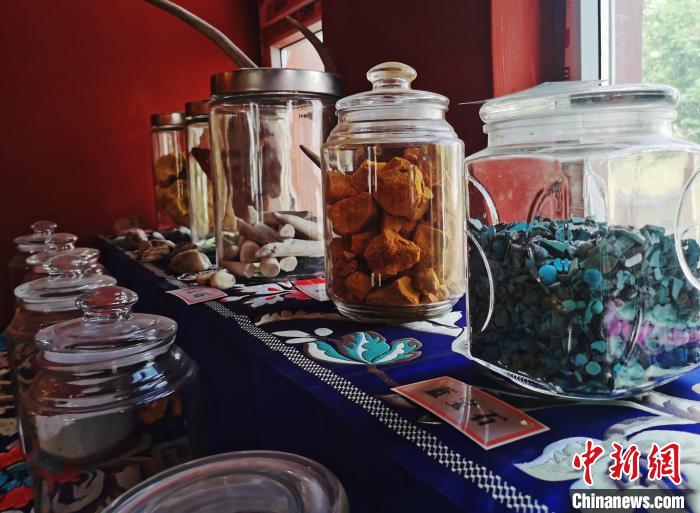 圖為唐卡繪畫礦物顏料展示?！?zhí)砀?攝