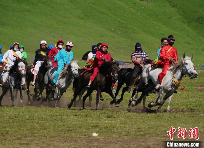 圖為選手進(jìn)行3000米賽馬比賽?！●R銘言 攝