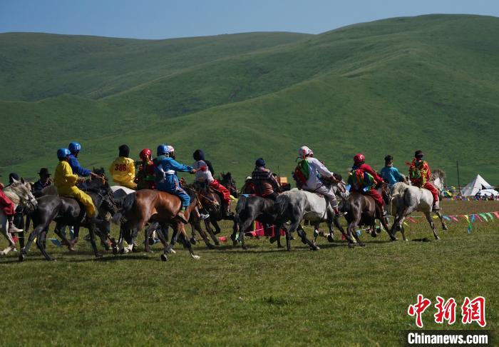 圖為選手進(jìn)行3000米賽馬比賽?！●R銘言 攝