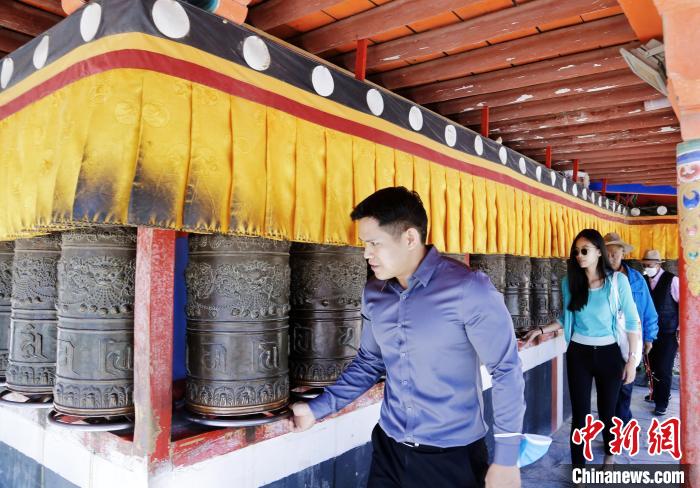 圖為外籍嘉賓體驗藏族傳統(tǒng)轉經(jīng)筒?！●R銘言 攝
