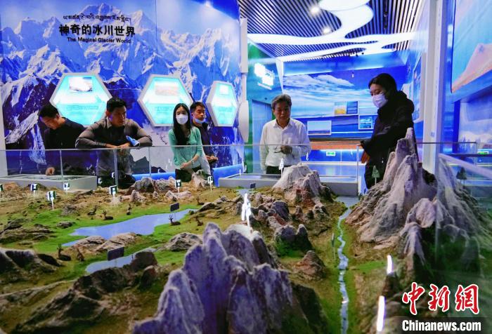 圖為中外嘉賓在玉樹州博物館內參觀?！●R銘言 攝