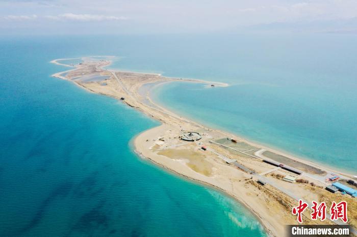圖為青海湖?！±罱瓕?攝