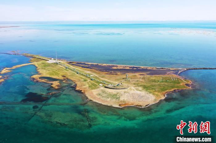 圖為無(wú)人機(jī)航拍青海湖?！≮w海梅 攝