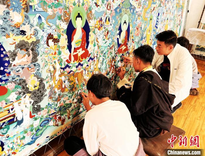 青海唐卡藝術(shù)小鎮(zhèn)：“勞模畫師”師帶徒，文化扶貧富一方
