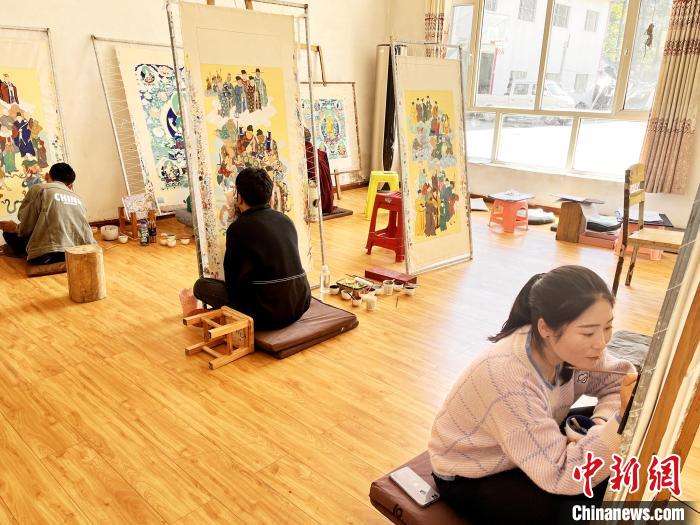 圖為畫室內(nèi)學徒練習繪畫唐卡?！●R文莉 供圖