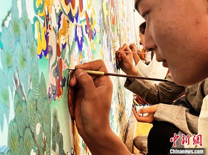 圖為畫師繪畫唐卡?！●R文莉 供圖