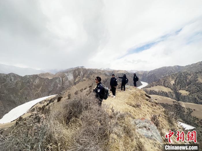 圖為曲麻萊縣崗當村的生態(tài)管護人員開展巡護?！《“瓦_杰 攝