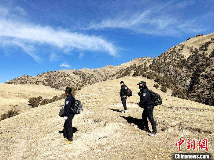 圖為生態(tài)管護人員開展巡護?！《“瓦_杰 攝