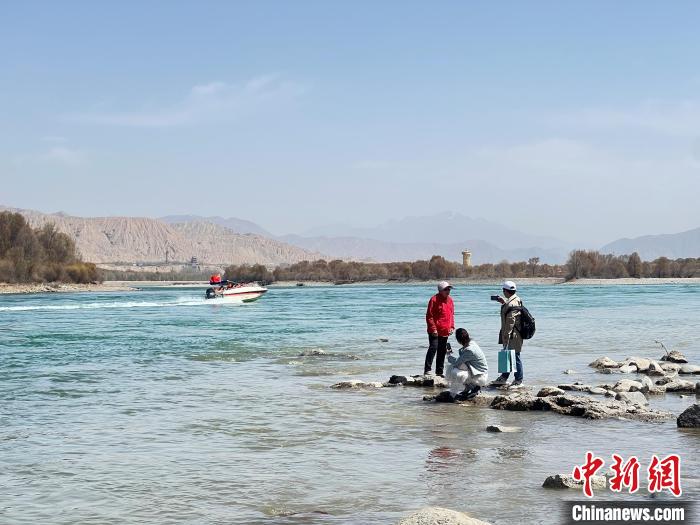 圖為游客在黃河岸畔游玩，并與黃河合影留念?！∑钤鲚?攝