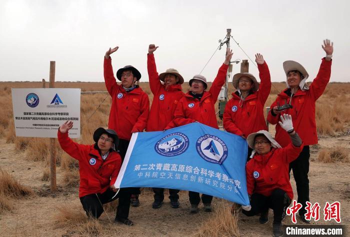 經(jīng)過不懈努力，格爾木濕地站終于建成，第二次青藏科考中科院空天院分隊(duì)向航拍無人機(jī)揮手合影。　<a target='_blank' href='/'><p  align=