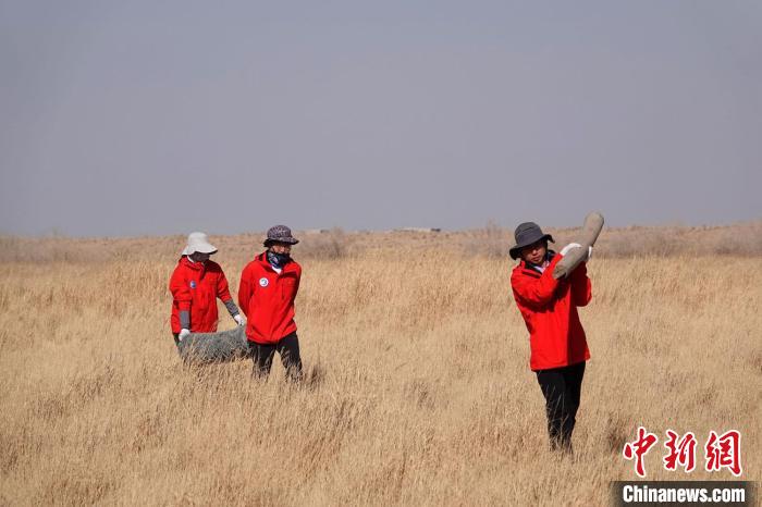 格爾木濕地站建設(shè)過程中，第二次青藏科考中科院空天院分隊(duì)隊(duì)員化身搬運(yùn)工，在高原上開展體力勞動(dòng)?！?lt;a target='_blank' href='/'><p  align=