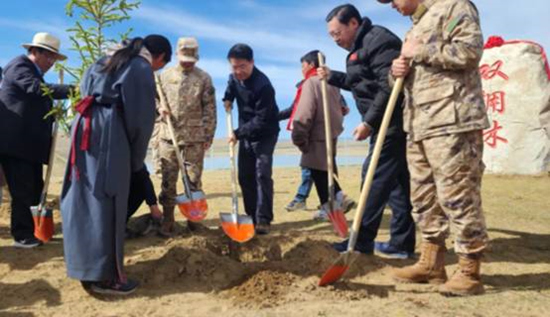 保護(hù)黃河干支流域生態(tài)，軍地共建“雙擁林”防護(hù)帶。四川省退役軍人事務(wù)廳供圖