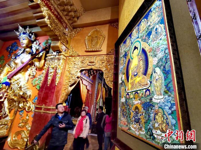 圖為仁俊畫院內(nèi)的唐卡?！?zhí)砀?攝