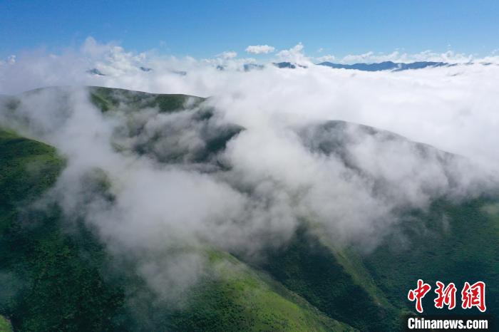 航拍賽來(lái)塘鎮(zhèn)山間云霧繚繞。　馬銘言 攝