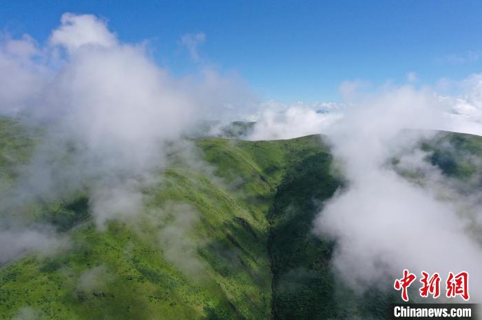 航拍賽來(lái)塘鎮(zhèn)山間云霧繚繞。　馬銘言 攝