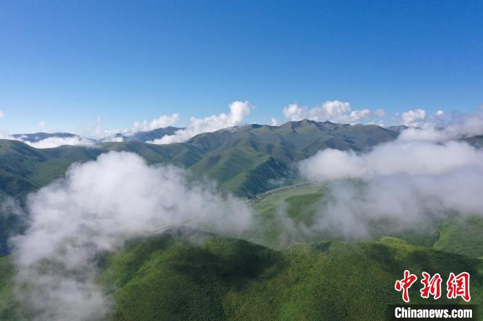 航拍賽來(lái)塘鎮(zhèn)山間云霧繚繞?！●R銘言 攝